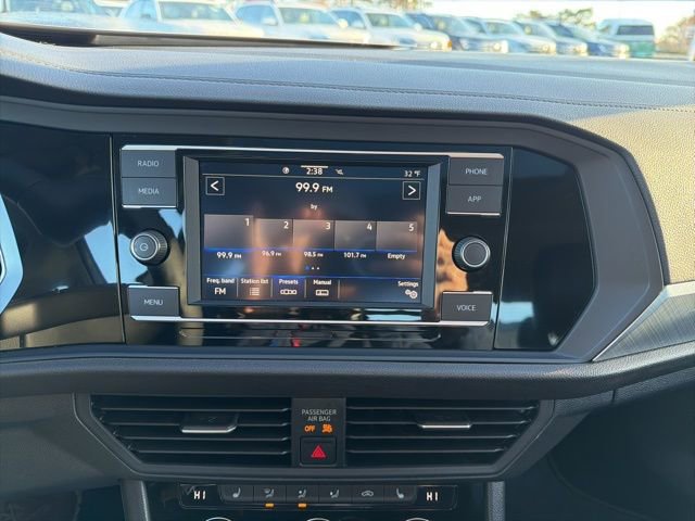 Certified 2022 Volkswagen Jetta SE image 11