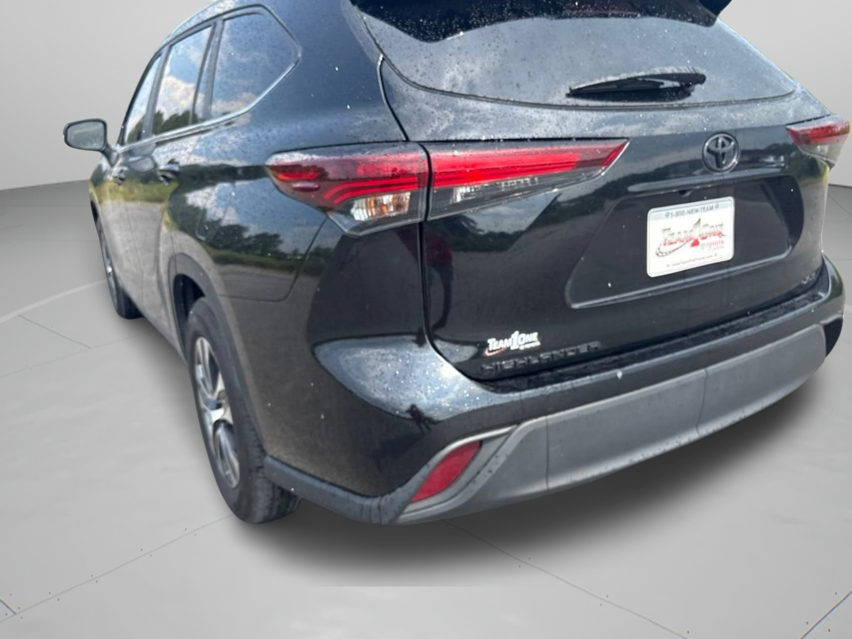 Used 2024 Toyota Highlander XLE FWD image 8