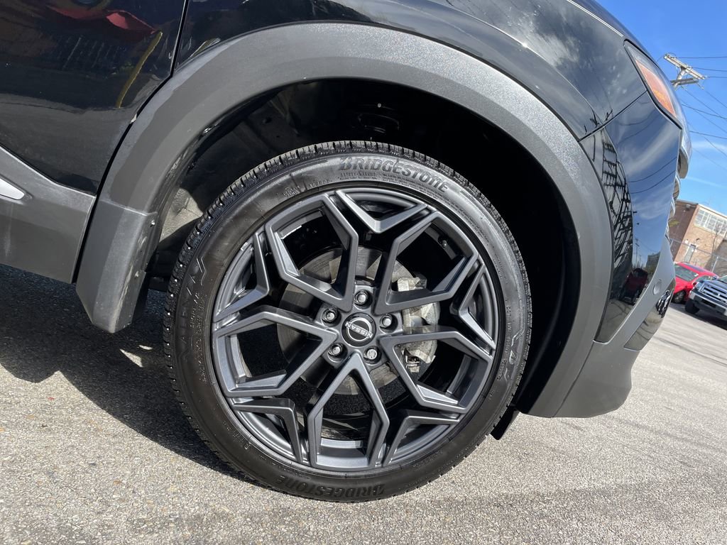 Used 2025 Nissan Kicks SR w/ SR Premium Package AWD/4WD image 11