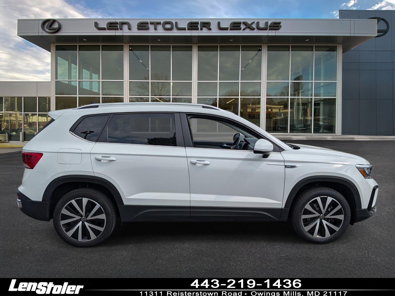 Used 2024 Volkswagen Taos SE FWD image 2