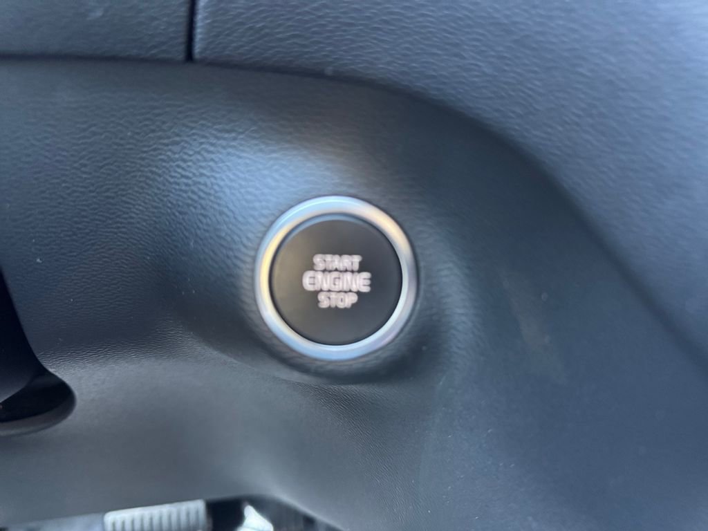 Certified 2025 Volvo XC40 B5 Plus image 17