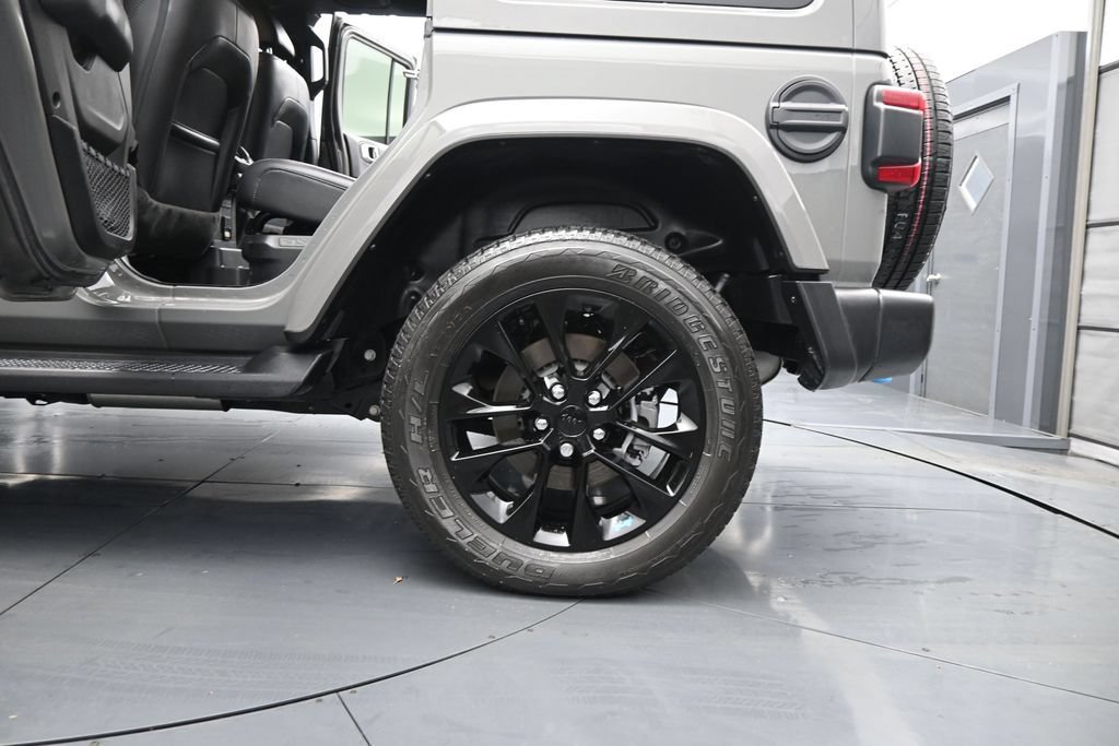 Used 2023 Jeep Wrangler Unlimited Sahara w/ Cold Weather Group AWD/4WD image 19