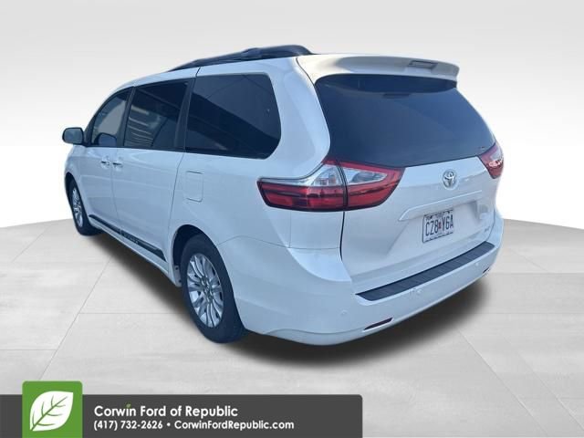 Used 2017 Toyota Sienna XLE Premium image 2