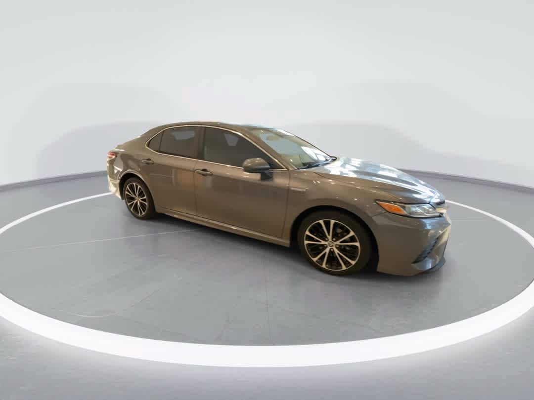 Used 2020 Toyota Camry SE w/ Carpet Mat Package FWD image 2