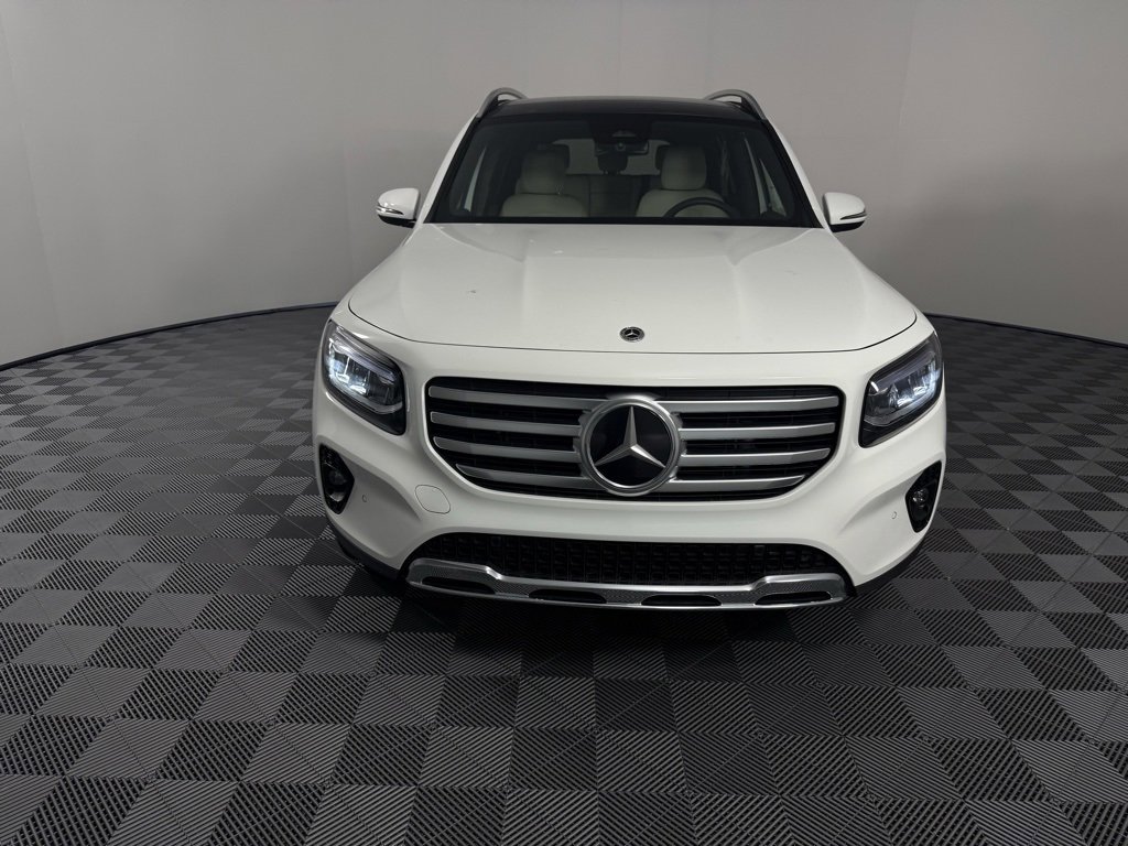 Used 2025 Mercedes-Benz GLB 250 4MATIC image 2