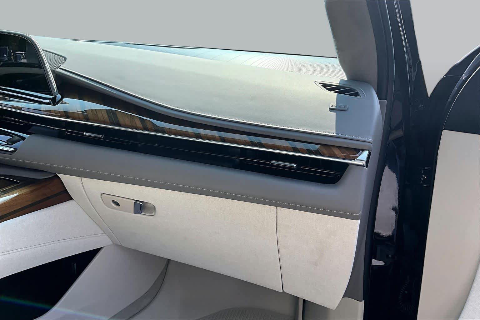 Used 2024 Cadillac Escalade Sport Platinum w/ LPO, ONYX Package AWD/4WD image 19