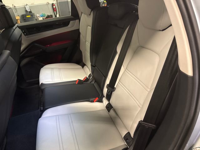 Used 2025 Porsche Cayenne image 11