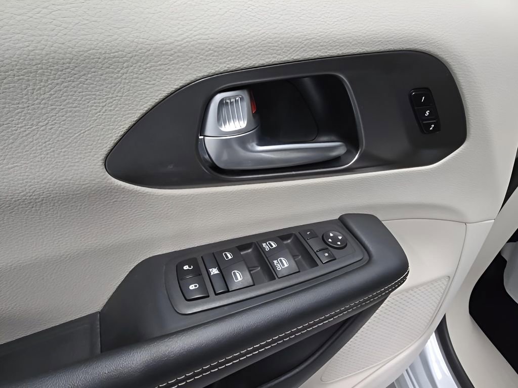 Used 2024 Chrysler Pacifica Touring-L image 10