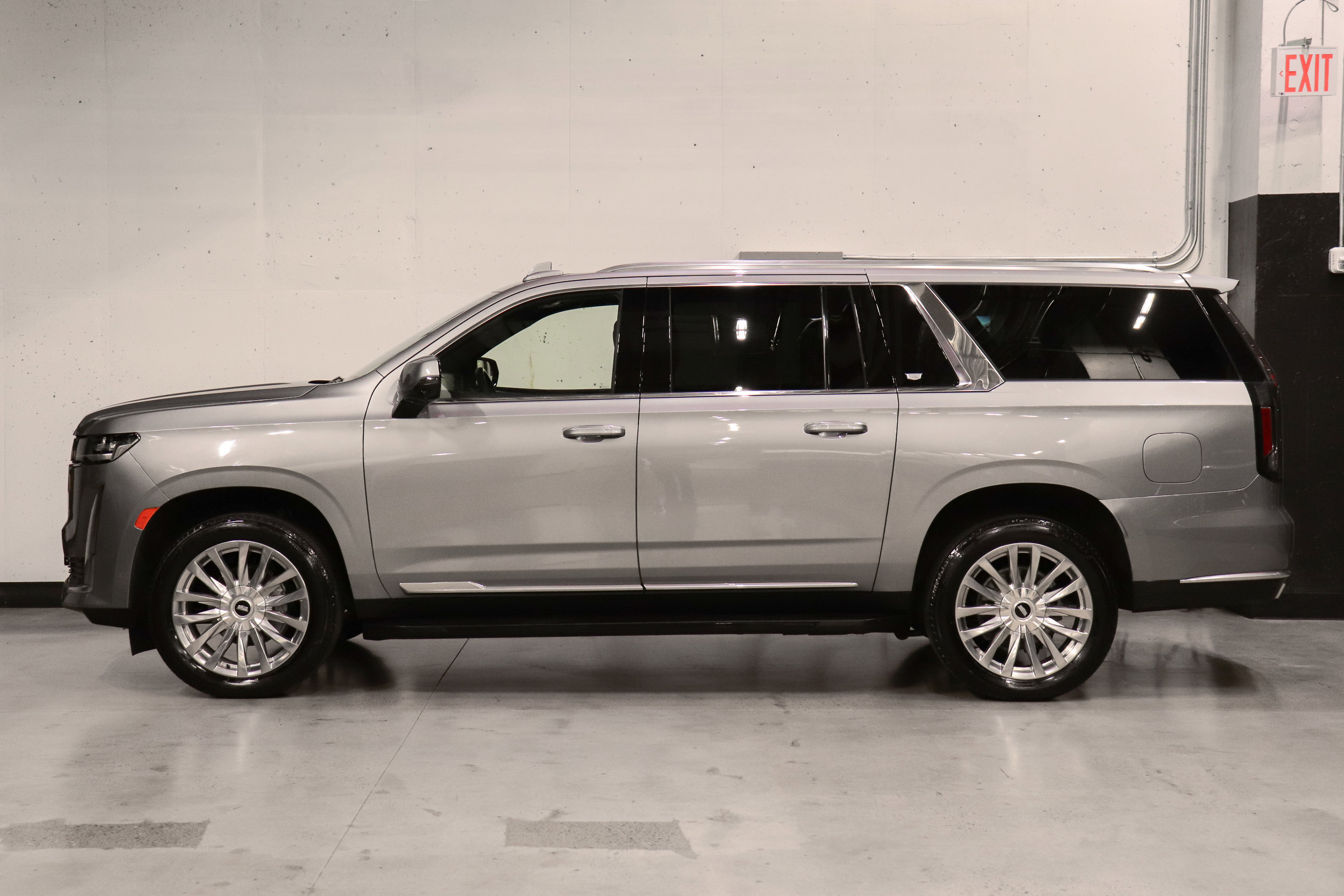 Used 2023 Cadillac Escalade ESV Premium Luxury AWD/4WD image 2