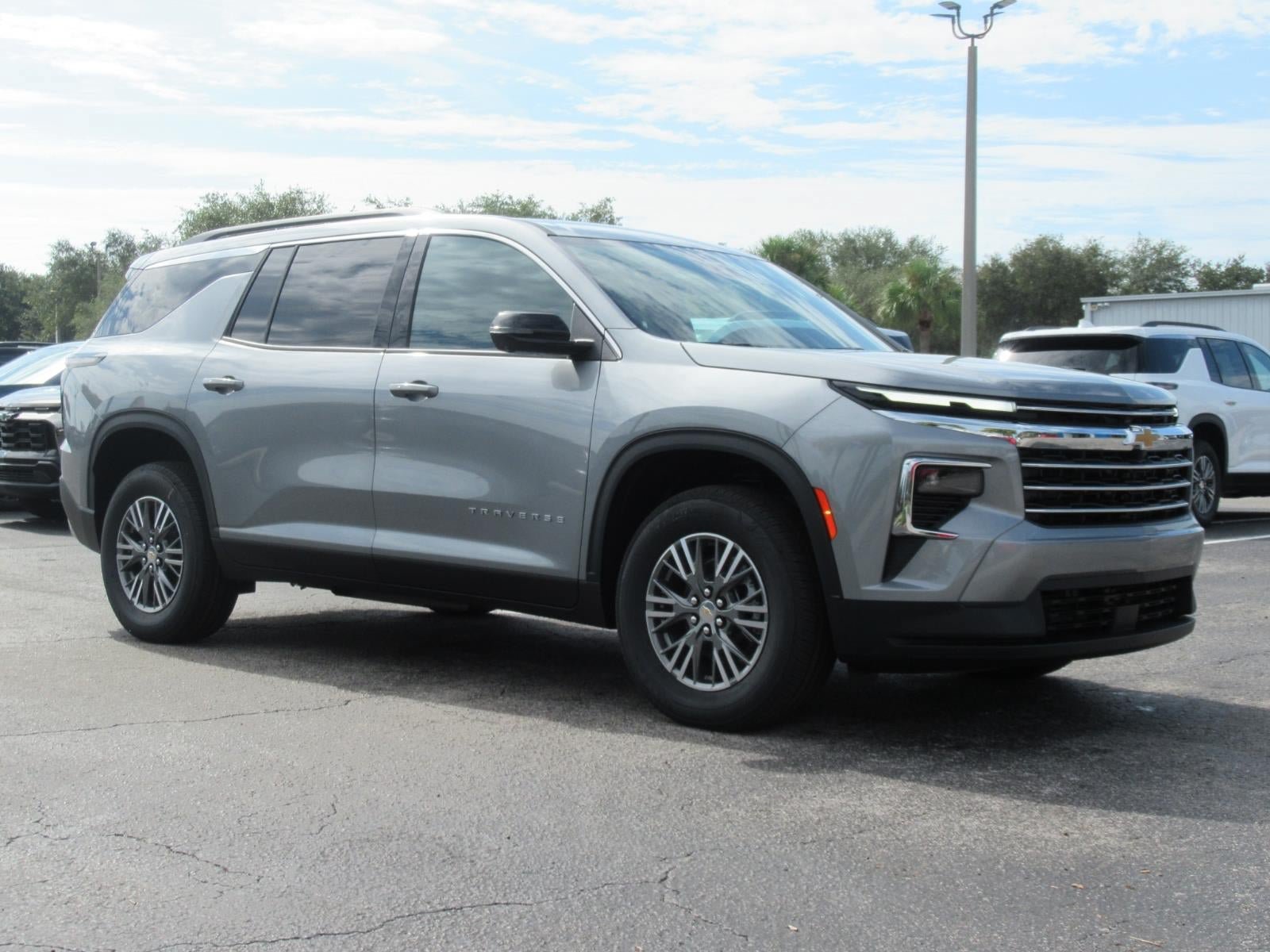 New 2027 Chevrolet Traverse LT w/ Driver Confidence Package FWD image 3