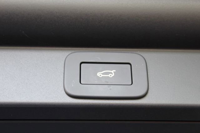 Used 2025 Land Rover Range Rover SV image 25