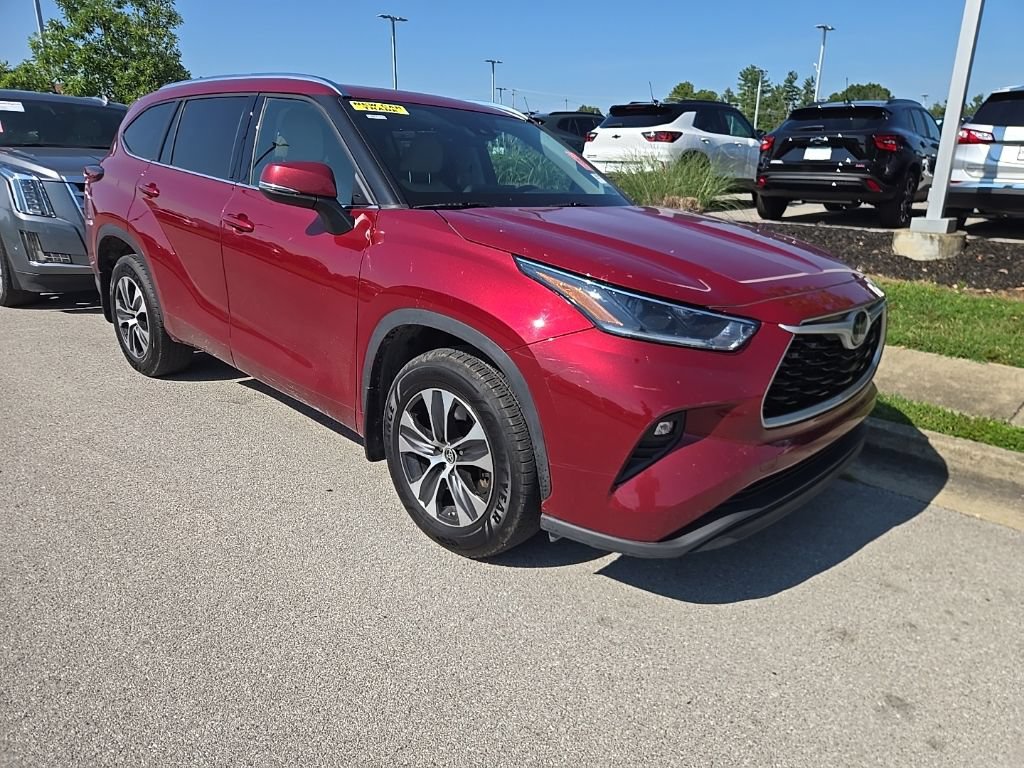Used 2021 Toyota Highlander XLE AWD/4WD image 2