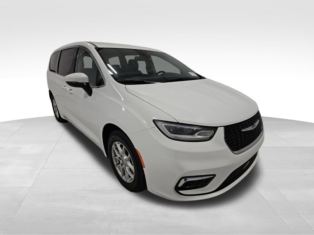 Used 2023 Chrysler Pacifica Touring-L FWD image 3