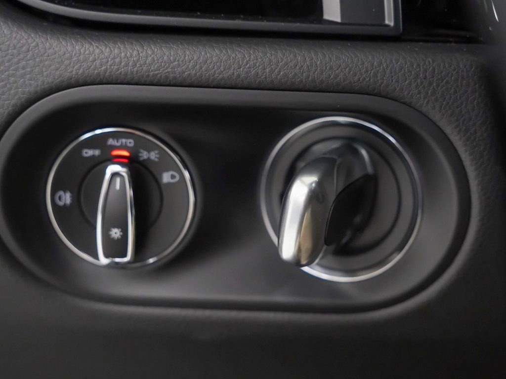 Certified 2025 Porsche Macan image 25