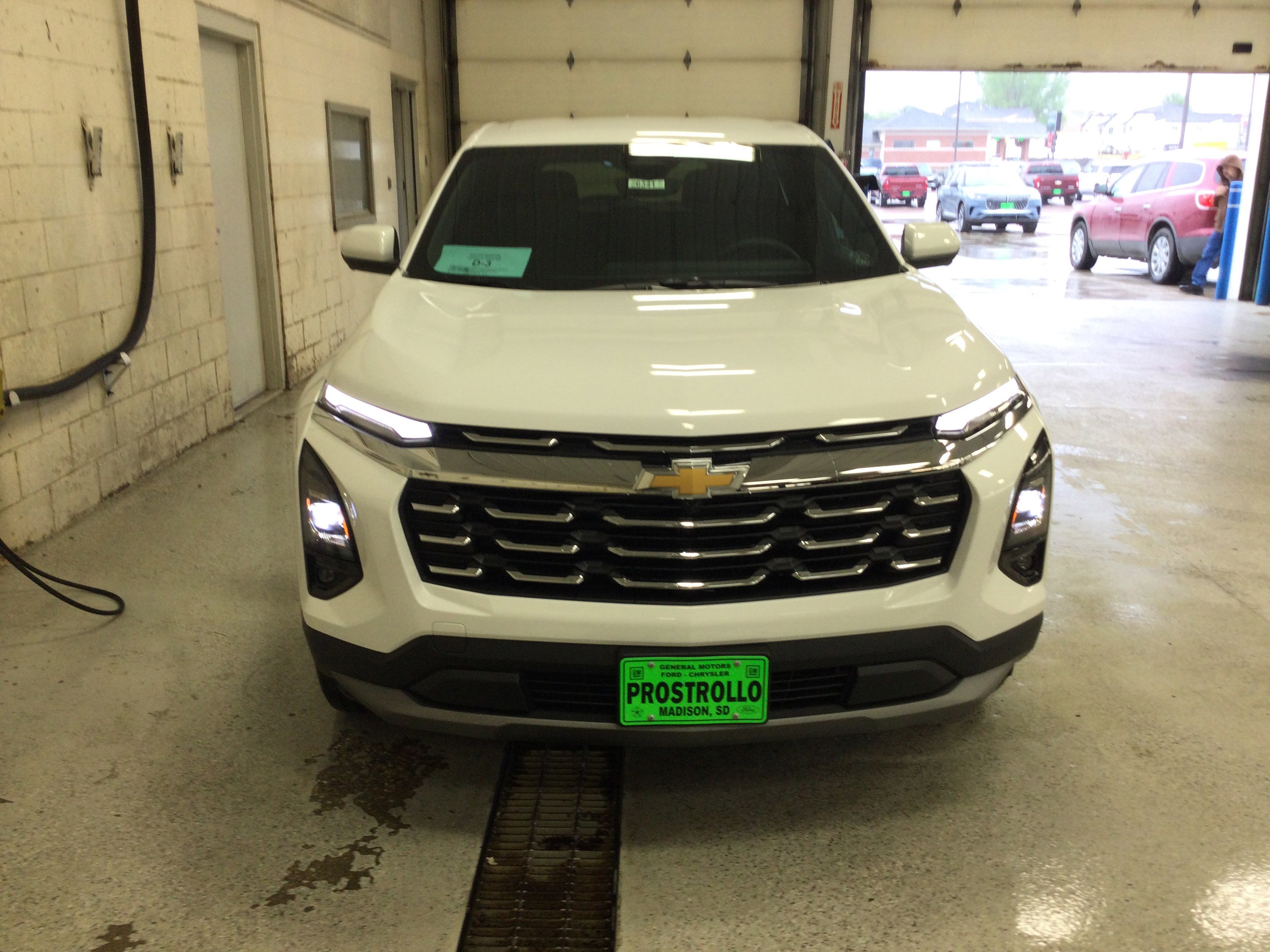 New 2026 Chevrolet Equinox LT w/ Convenience Package II AWD/4WD image 3