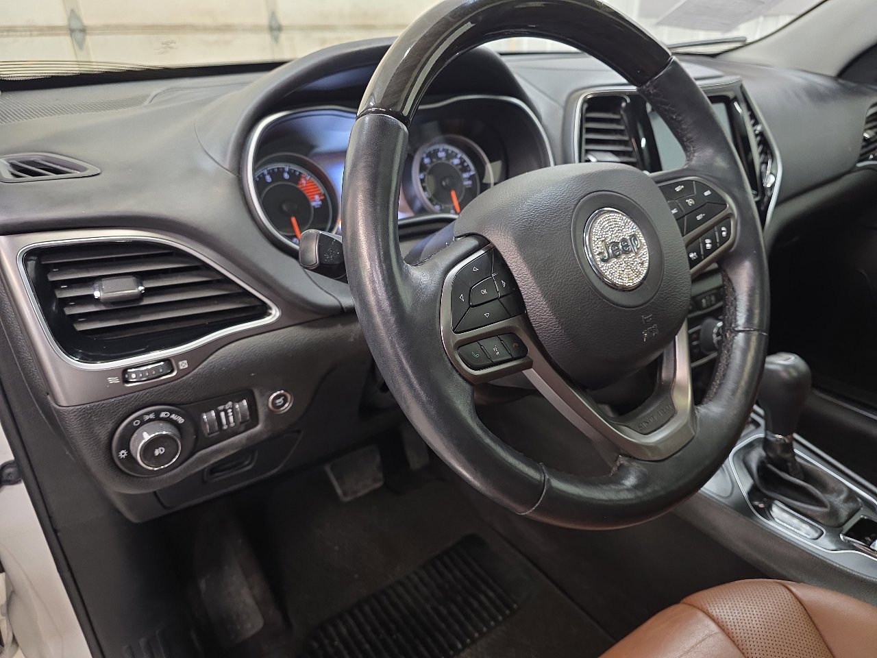 Used 2019 Jeep Cherokee Overland w/ Technology Group image 27