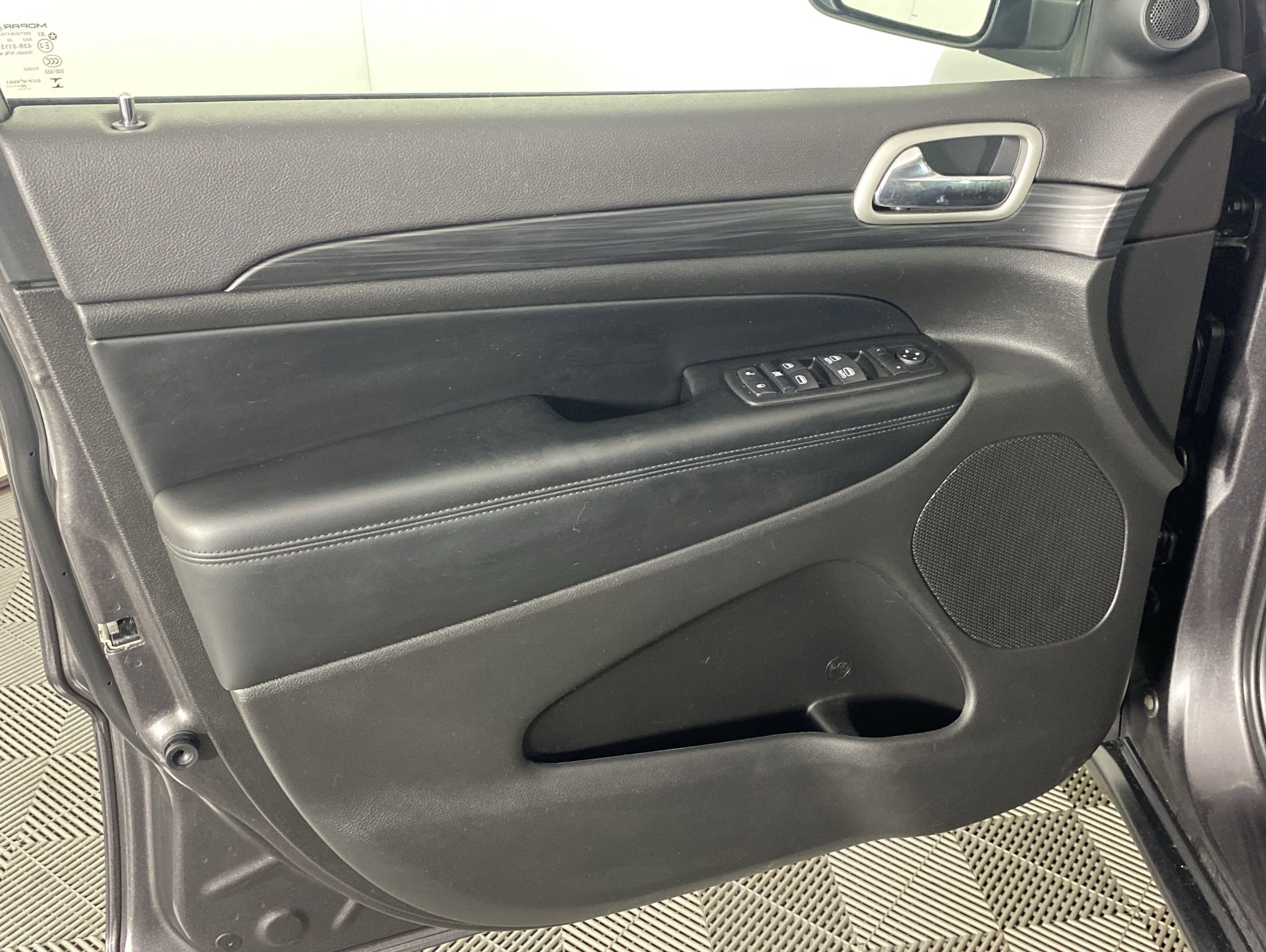 Used 2020 Jeep Grand Cherokee Laredo AWD/4WD image 13