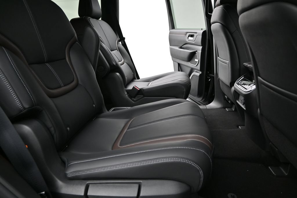 New 2026 Nissan Armada SL w/ Captain's Chari Seat Package AWD/4WD image 9