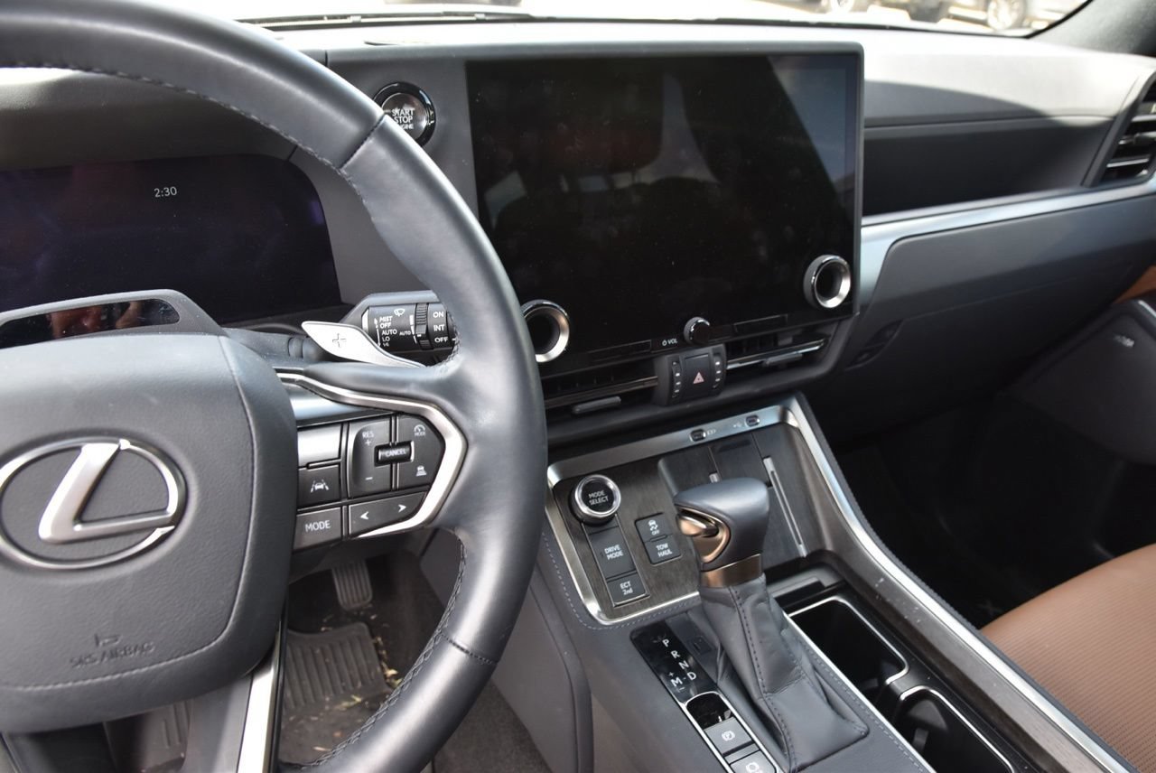 Used 2025 Lexus GX 550 w/ Accessory Package (2T) AWD/4WD image 8