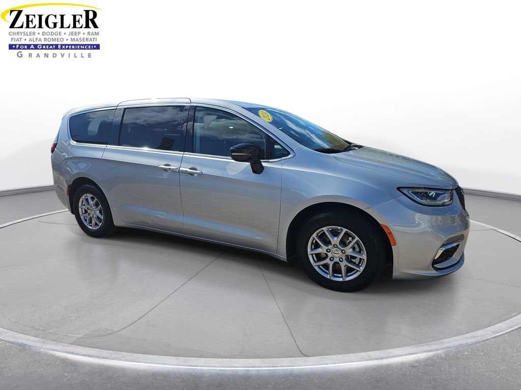Certified 2024 Chrysler Pacifica Touring-L FWD image 3