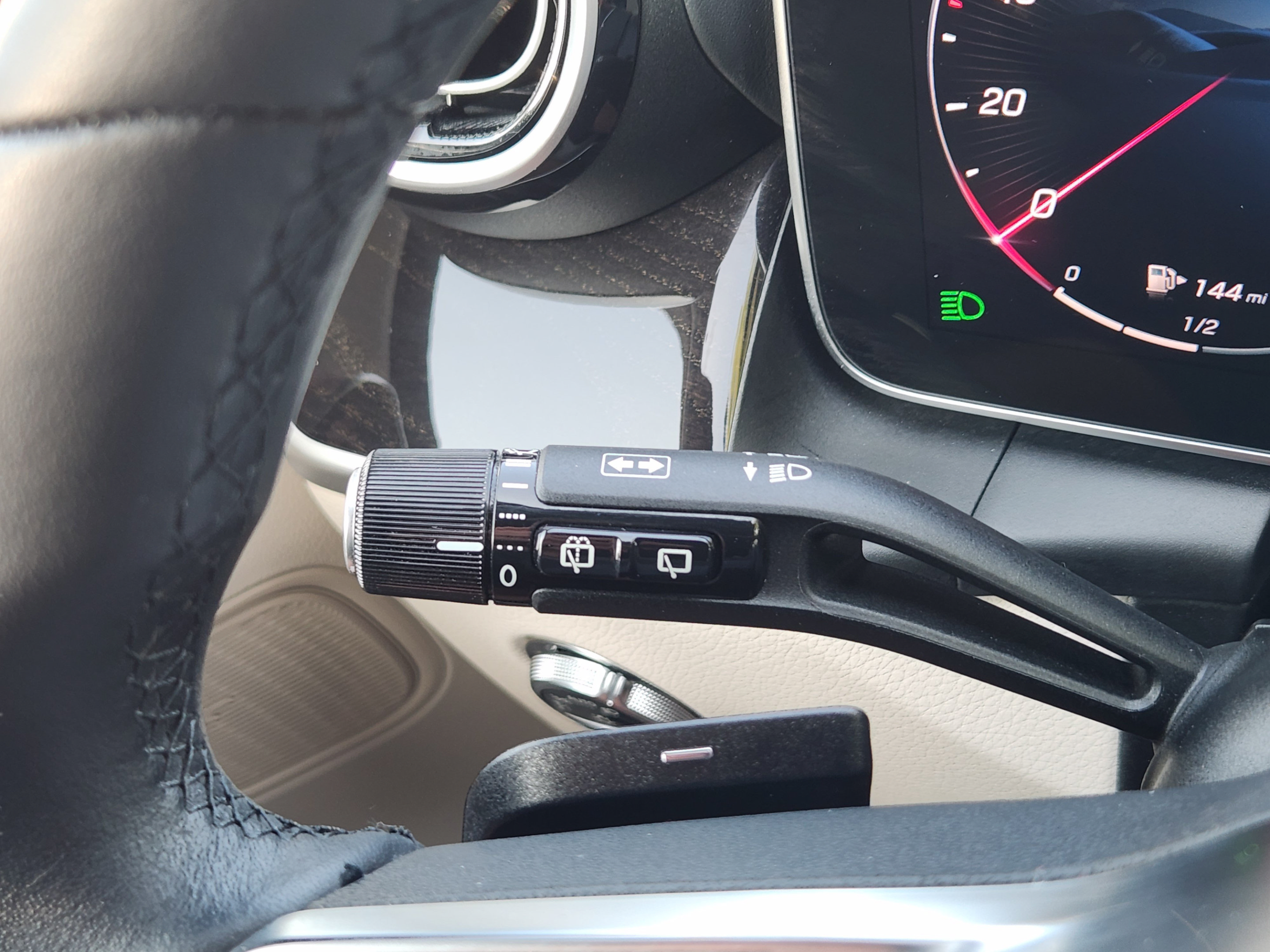 Used 2025 Mercedes-Benz GLC 300 image 24