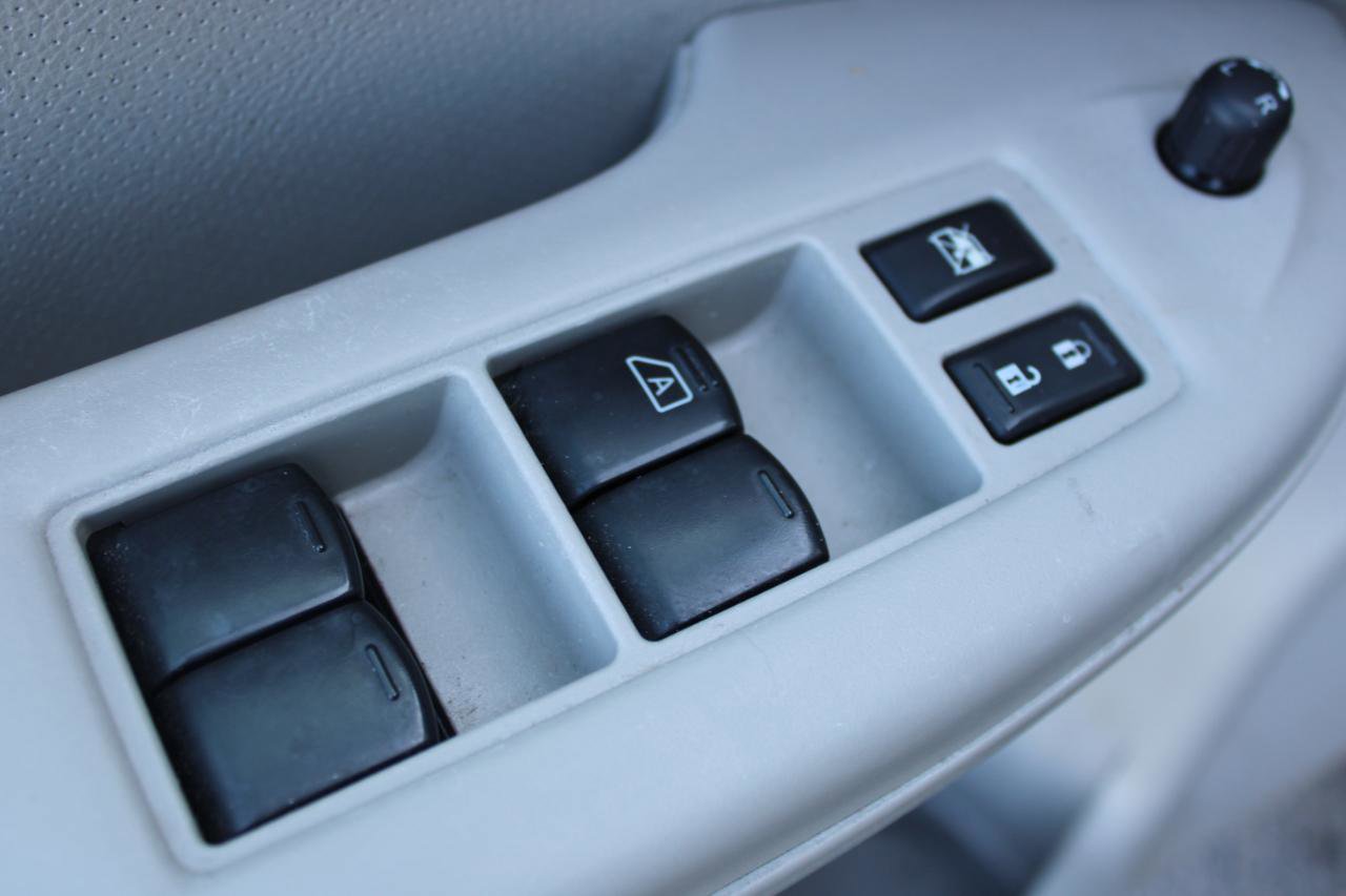 Used 2014 Nissan Quest S image 16