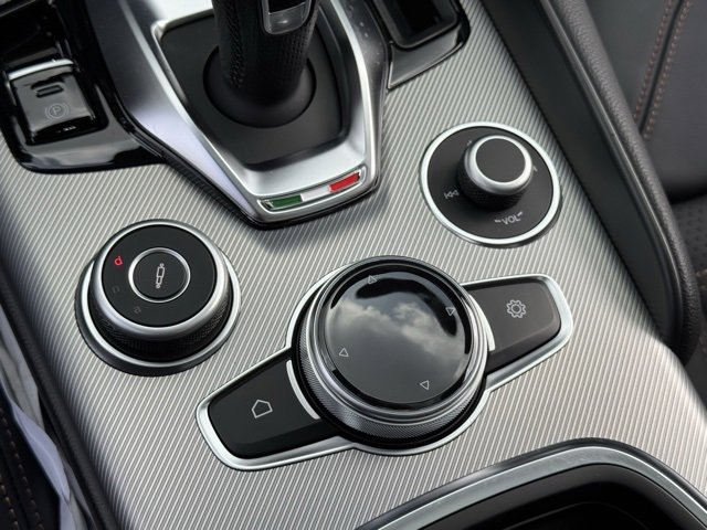 New 2025 Alfa Romeo Giulia AWD w/ Driving Assist Package image 23