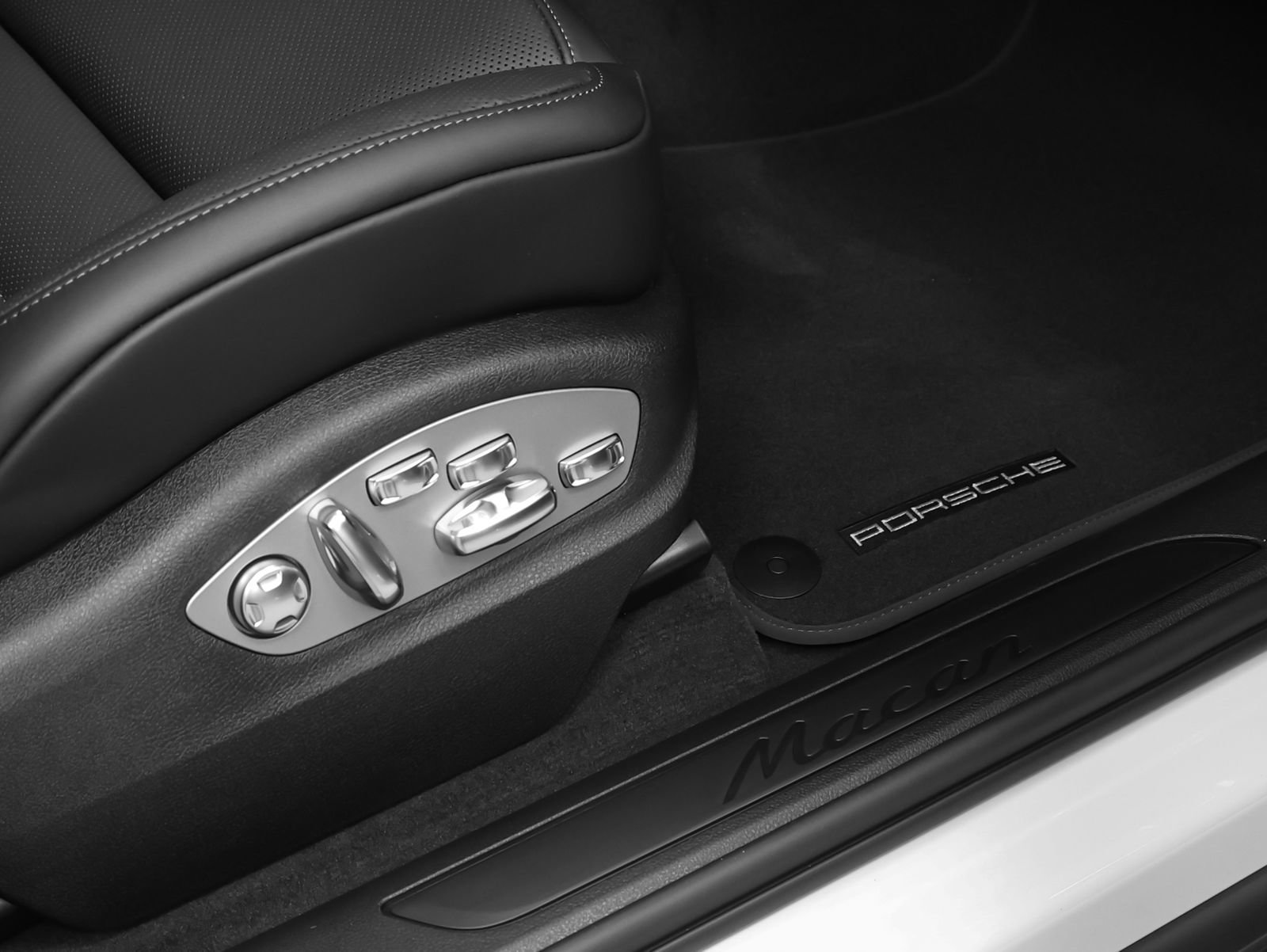 New 2026 Porsche Macan AWD/4WD image 18