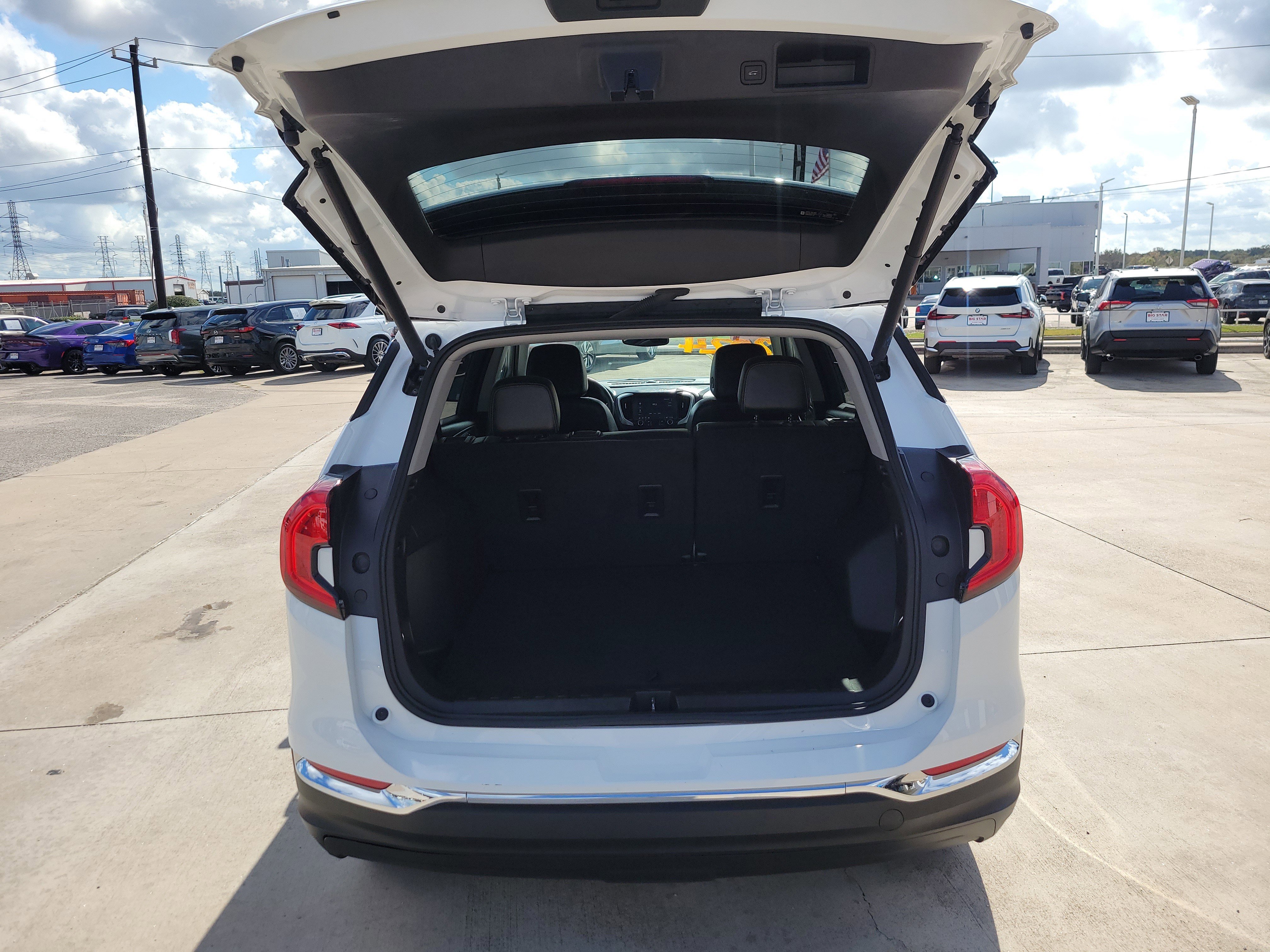 Used 2024 GMC Terrain SLT image 27