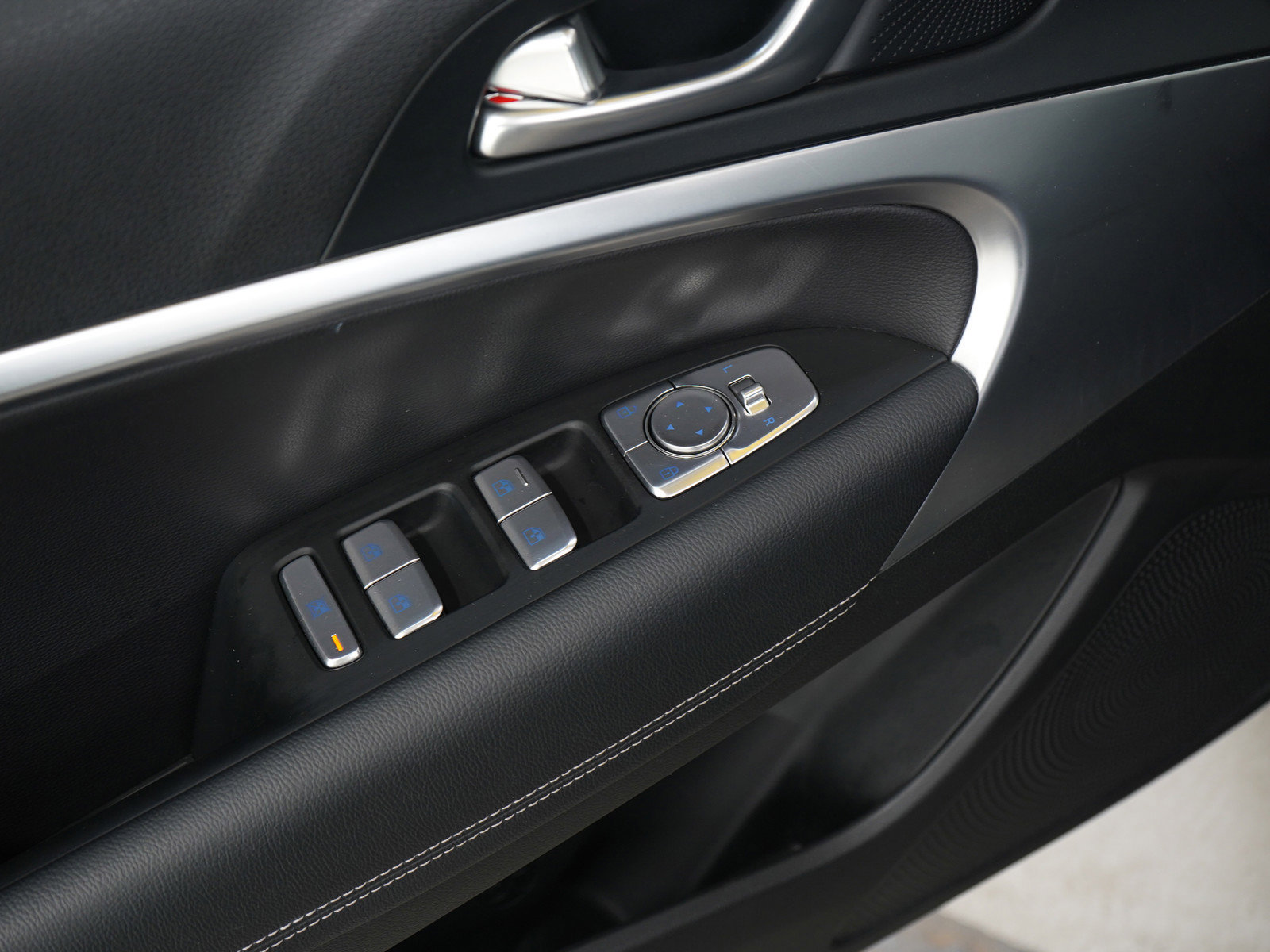 Used 2025 Genesis G70 2.5T image 19