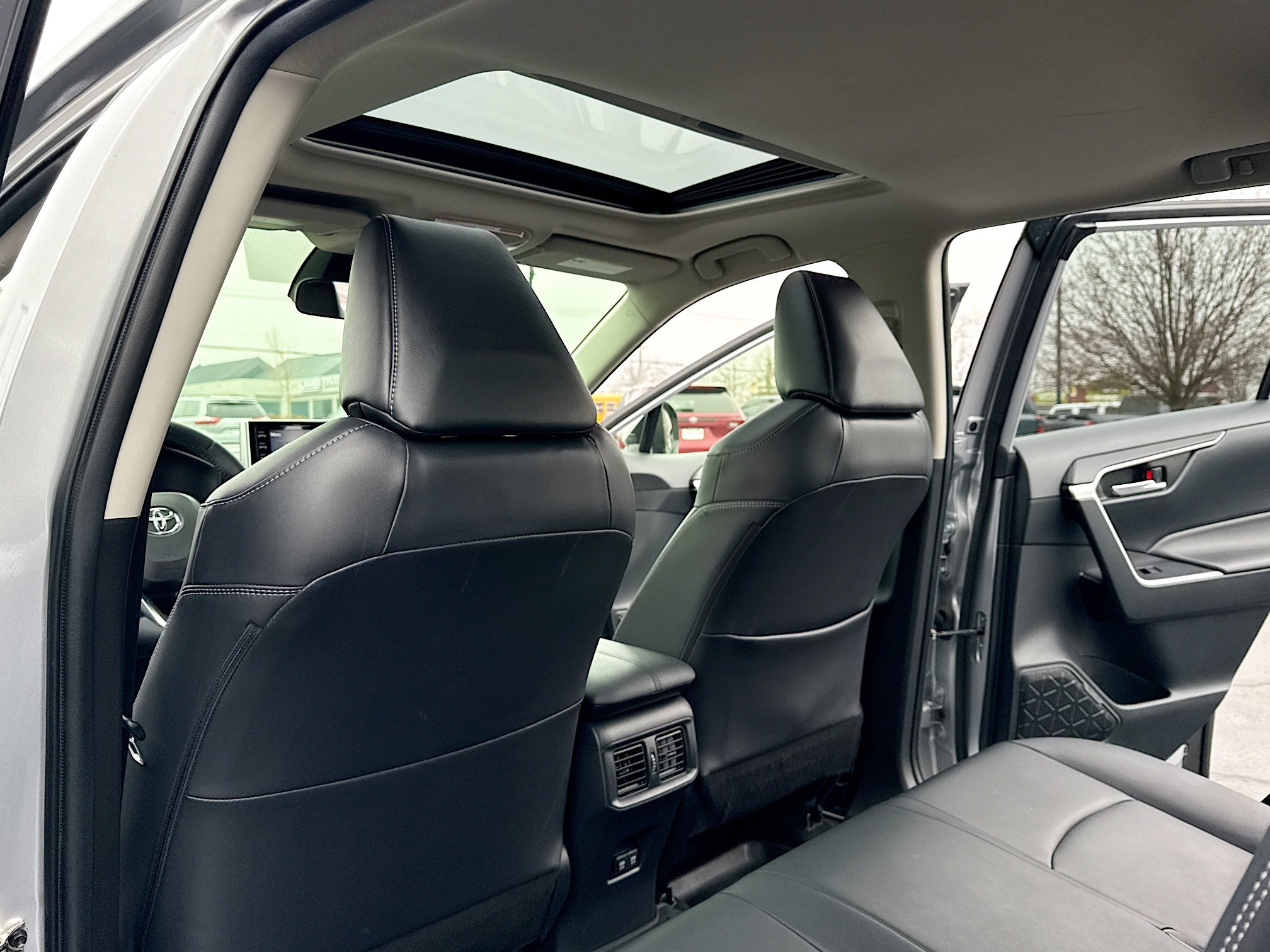 Used 2019 Toyota RAV4 XLE Premium image 6