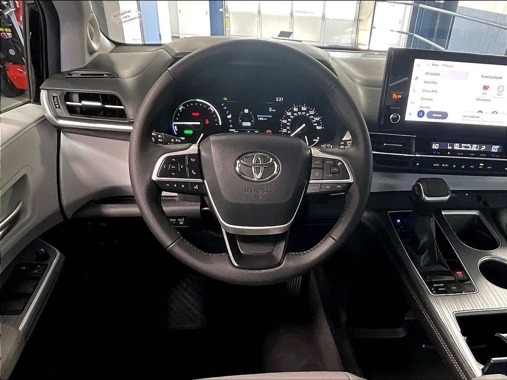 Used 2025 Toyota Sienna XLE w/ XLE Plus Package AWD/4WD image 18
