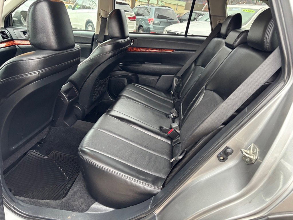 Used 2011 Subaru Outback 2.5i Limited image 5