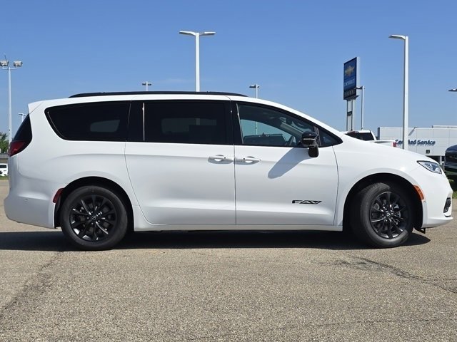 New 2025 Chrysler Pacifica Select w/ Fav Edition Package image 24