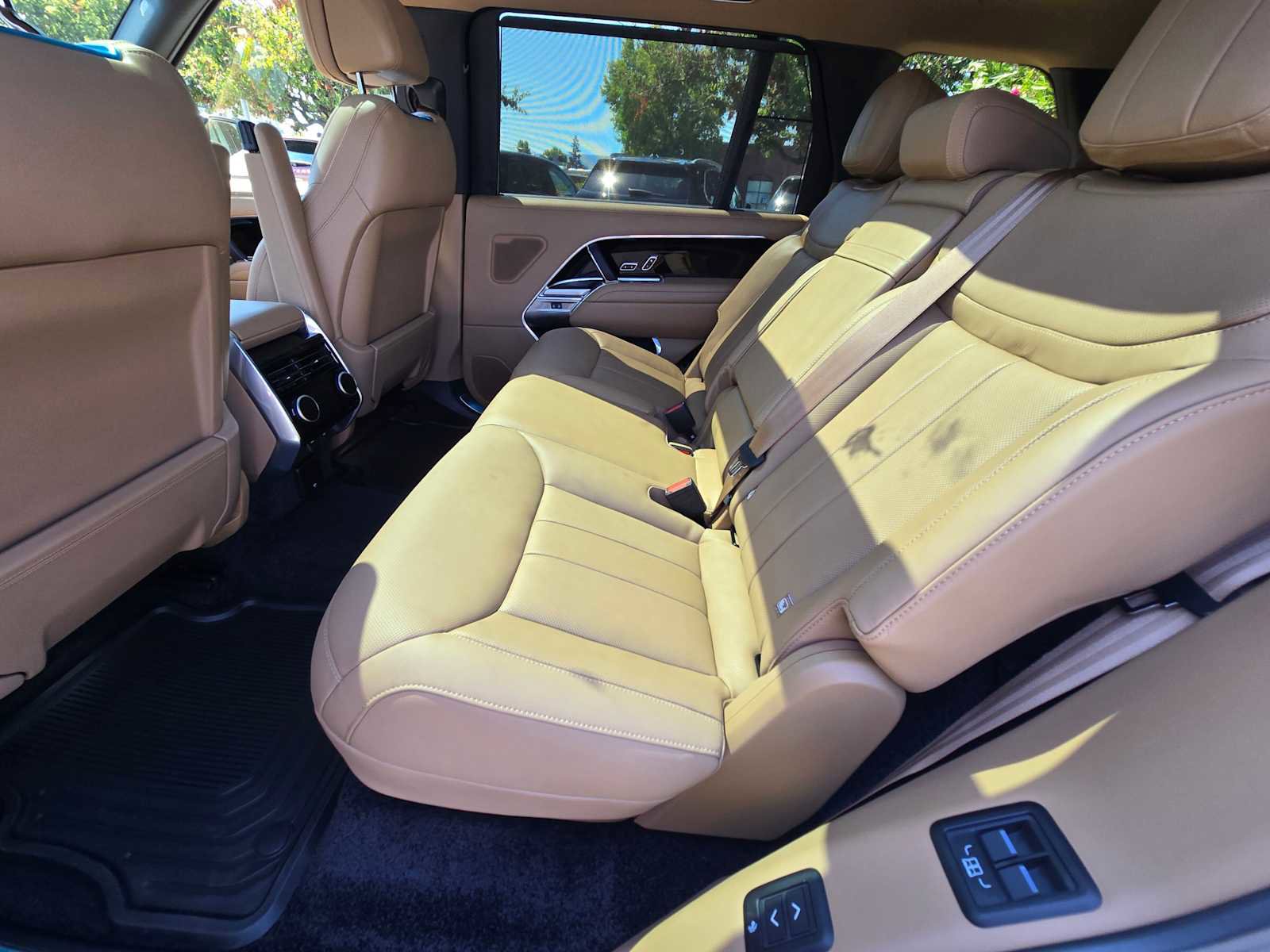 New 2025 Land Rover Range Rover Long Wheelbase SE image 20