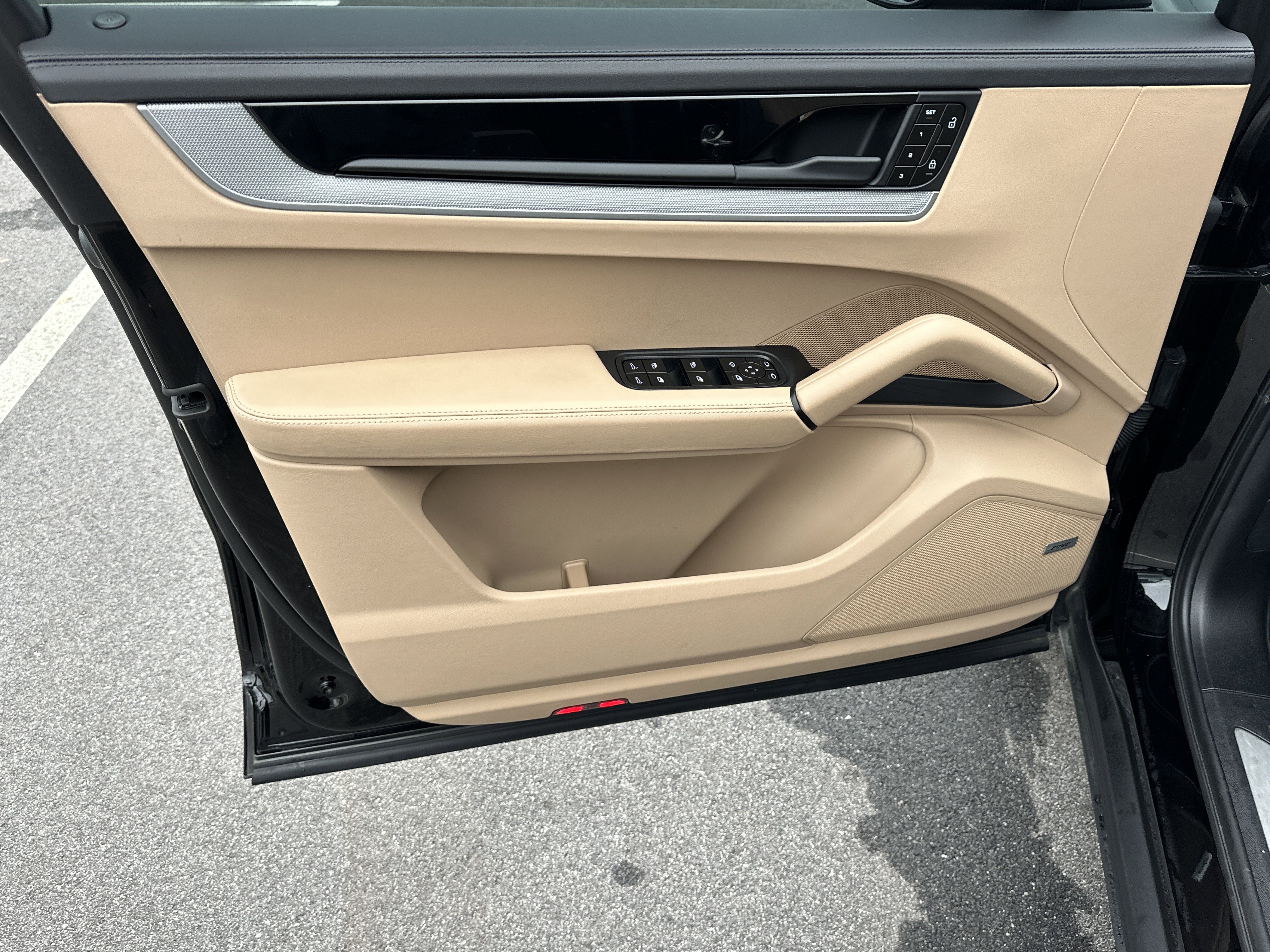 Used 2024 Porsche Cayenne Coupe image 11