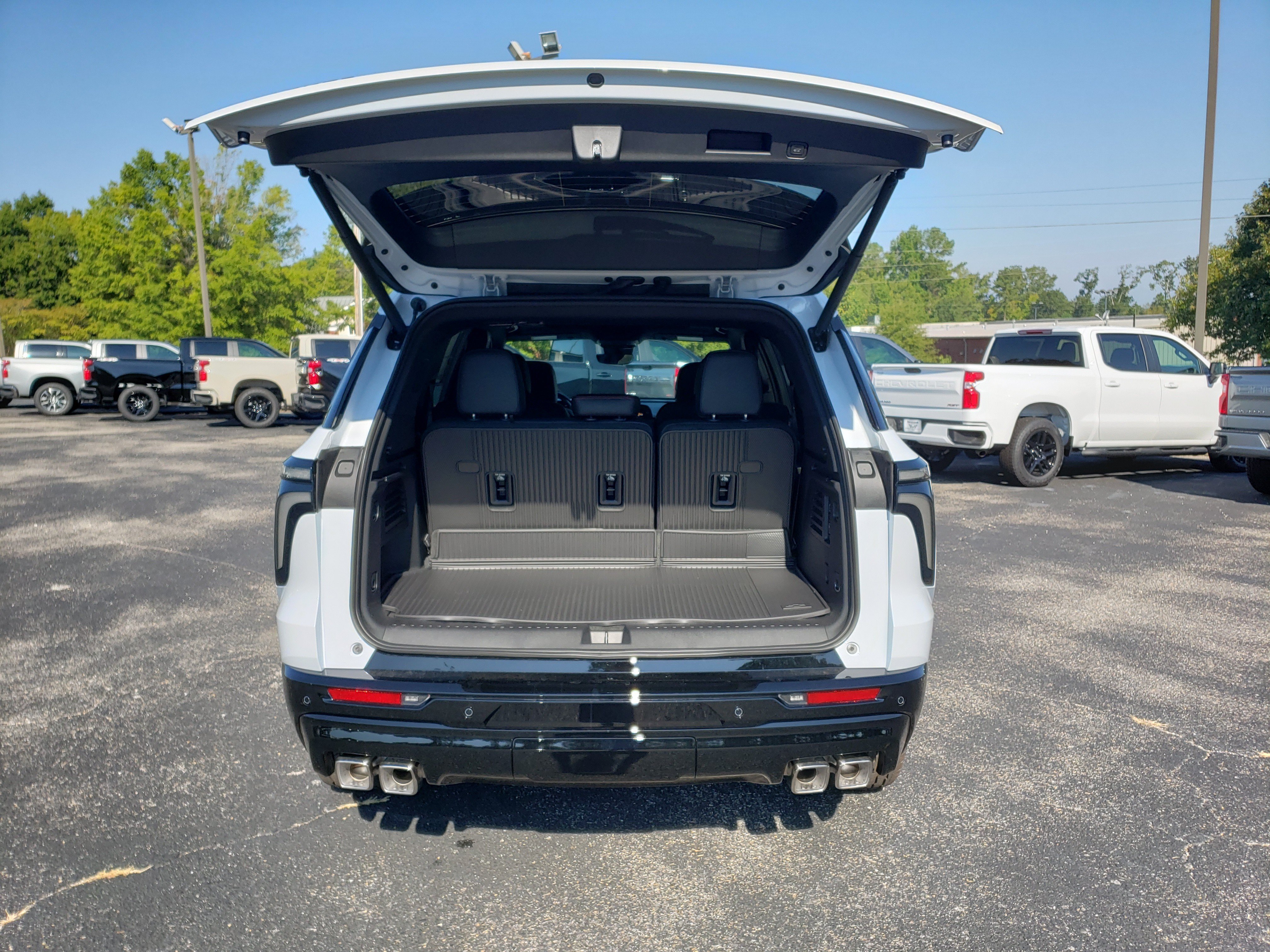 New 2027 Chevrolet Traverse RS w/ LPO, Floor Liner Package FWD image 9