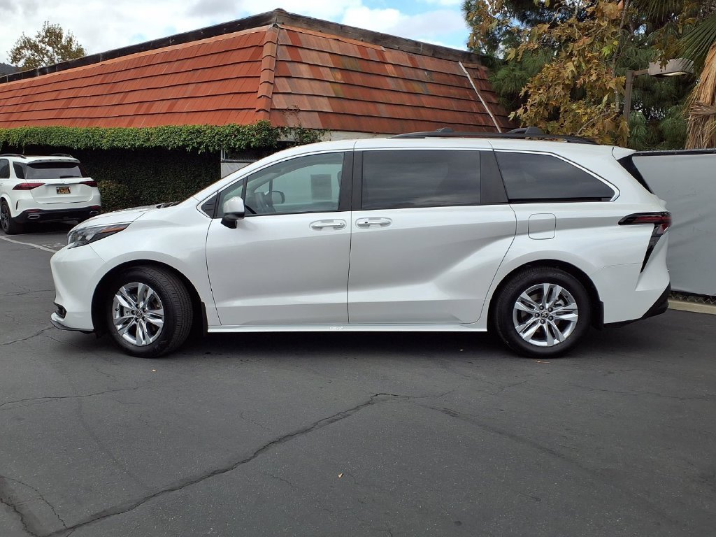 Used 2025 Toyota Sienna XLE w/ XLE Plus Package AWD/4WD image 4