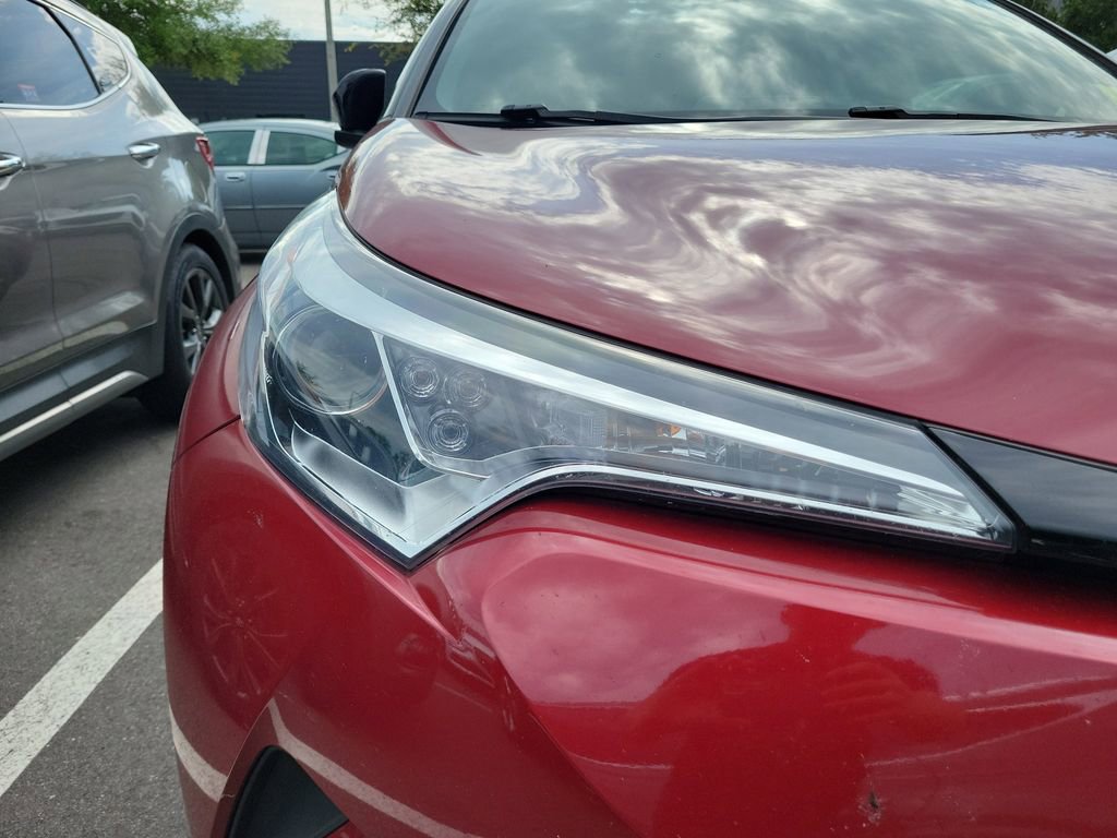 Used 2019 Toyota C-HR XLE FWD image 2