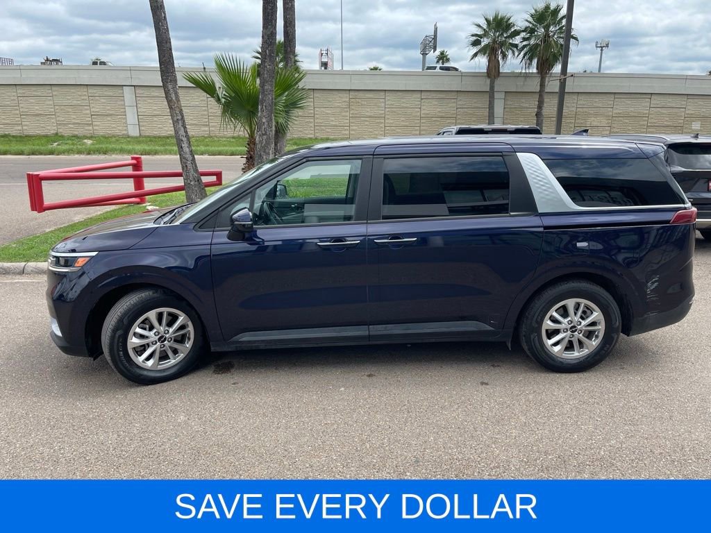 Used 2023 Kia Carnival LX FWD image 3