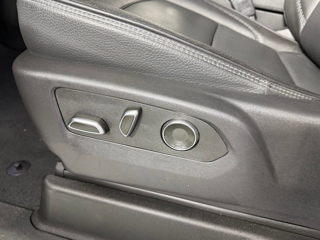 Used 2025 GMC Yukon XL Denali AWD/4WD image 22
