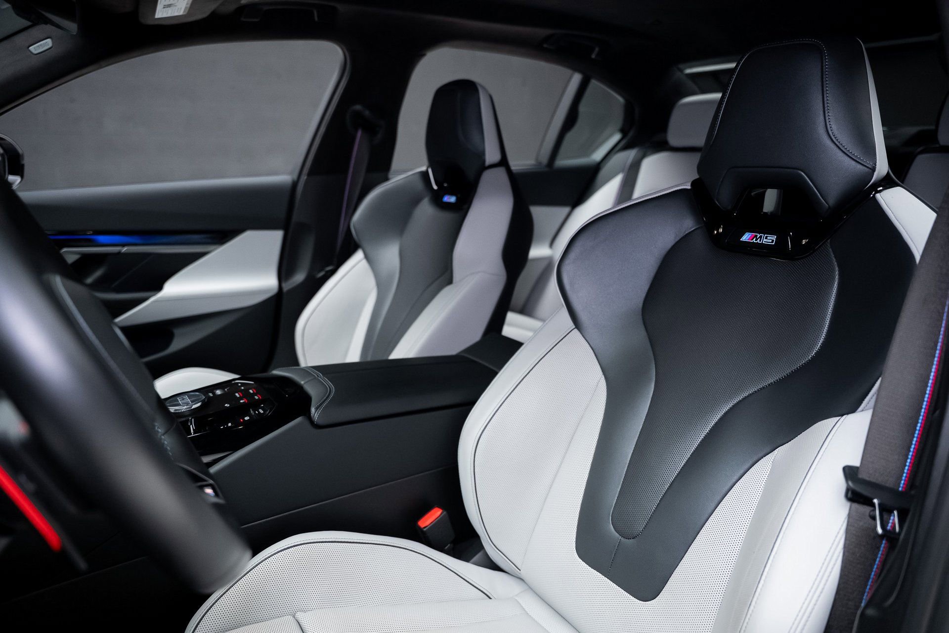 Used 2025 BMW M5 w/ Carbon Package image 64