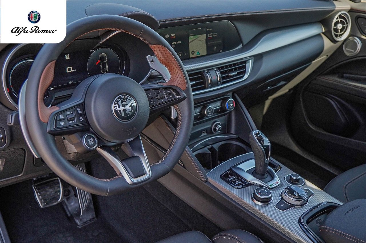 New 2025 Alfa Romeo Stelvio Sprint image 9