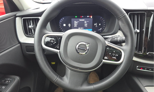 Used 2025 Volvo XC60 B5 Plus w/ Protection Package Premier AWD/4WD image 7