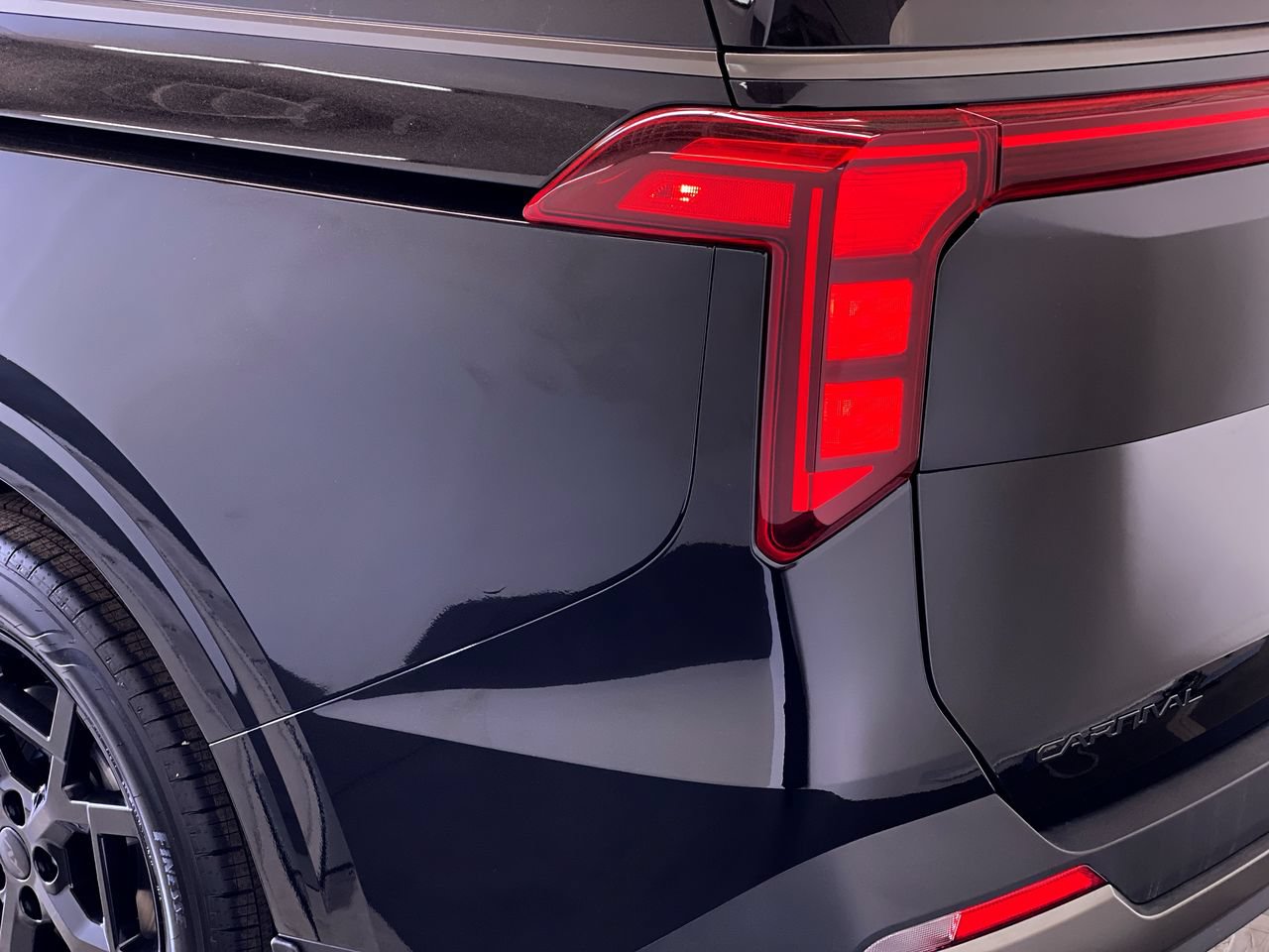 New 2027 Kia Carnival SX w/ Dark Edition Package FWD image 9