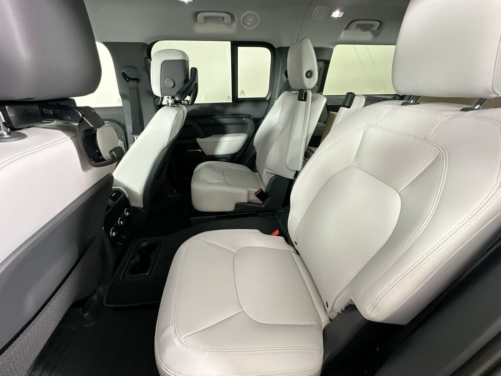 New 2026 Land Rover Defender 130 X-Dynamic SE AWD/4WD image 38