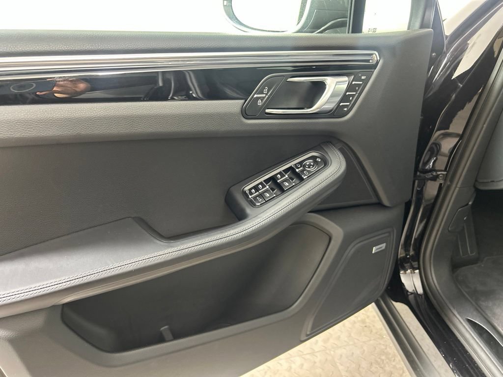 Certified 2026 Porsche Macan Turbo AWD/4WD image 21