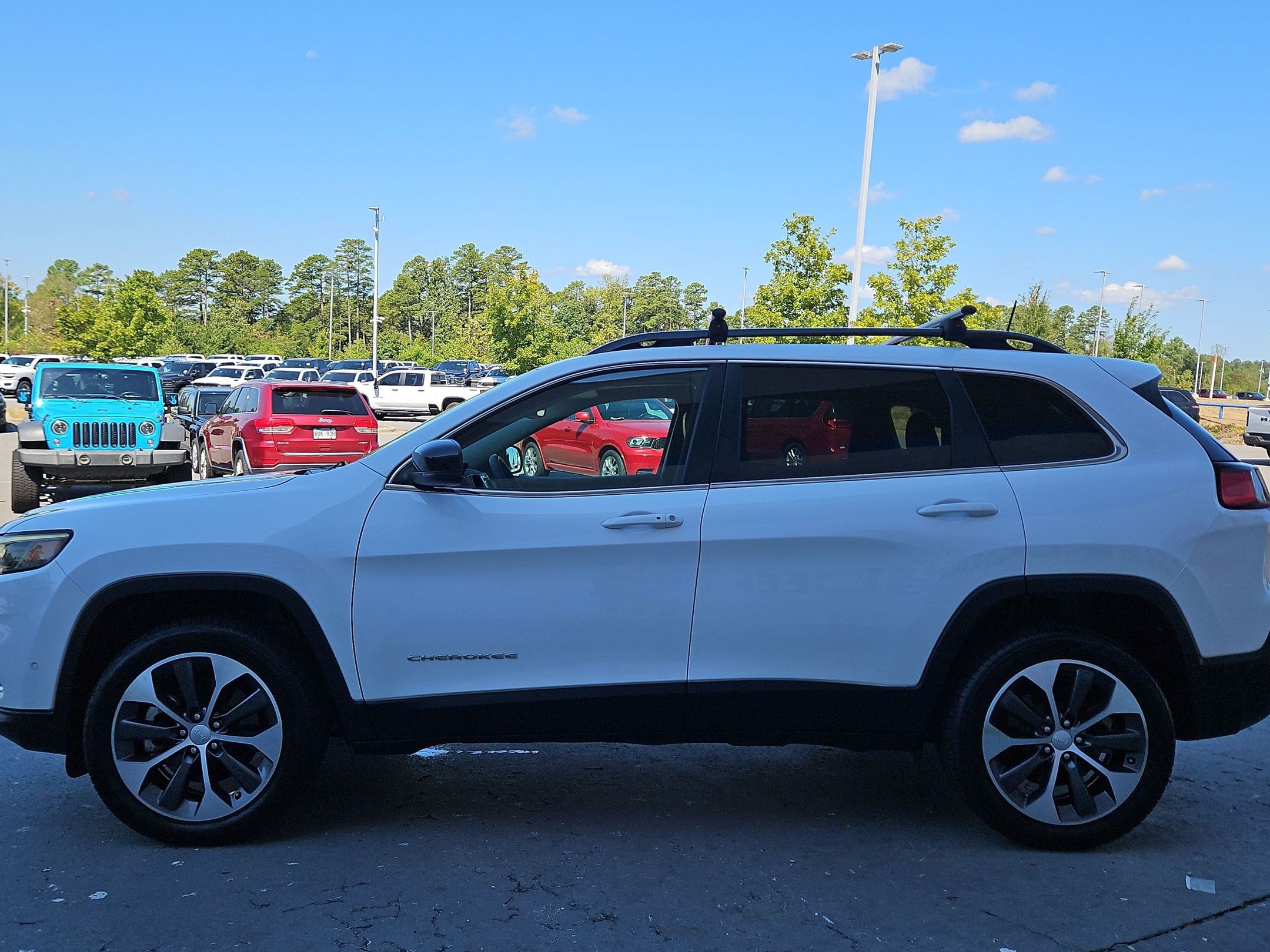Used 2022 Jeep Cherokee Limited w/ Elite Package AWD/4WD image 4