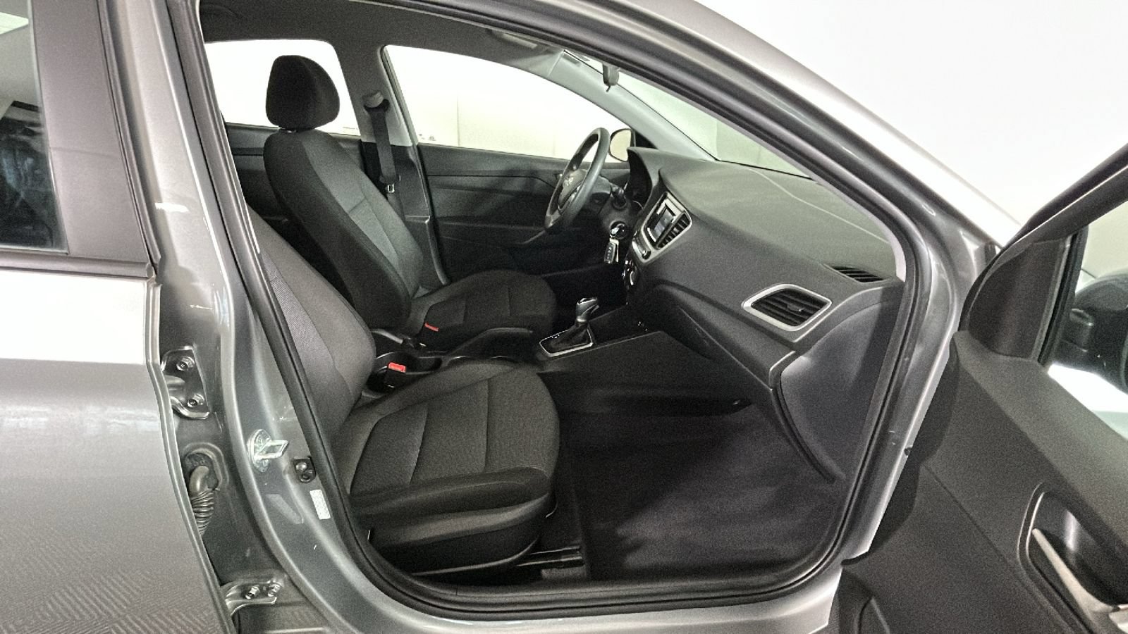 Used 2022 Hyundai Accent SE FWD image 34