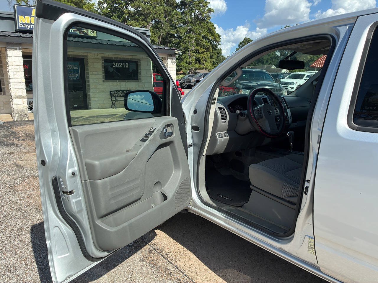 Used 2015 Nissan Frontier SV w/ SV Value Truck Package RWD image 9